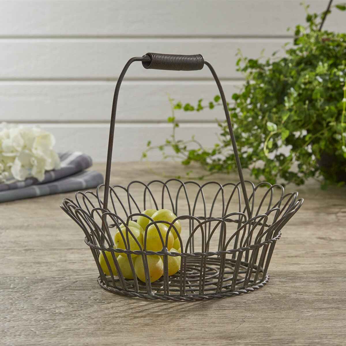 Scalloped Wire Edge Basket w/Handle - Ozark Cabin Décor, LLC
